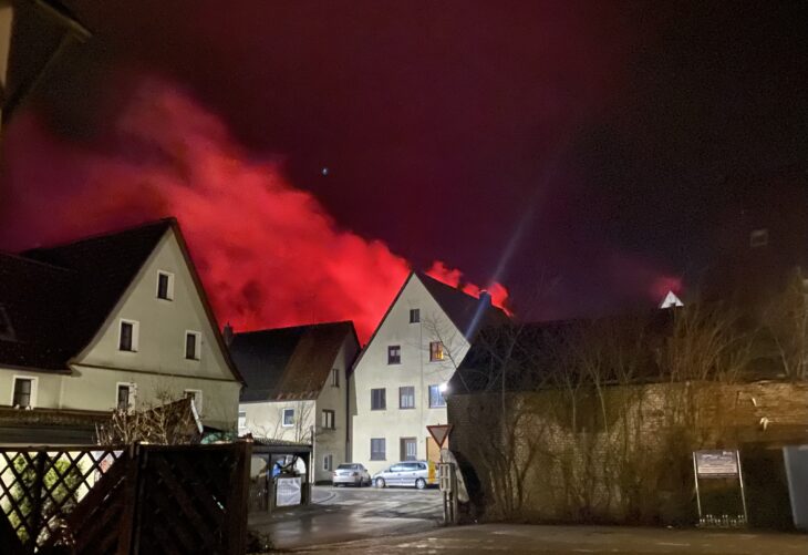 Der Himmel über Vorra leuchtet - hier hatte jemand bengalische Feuer gezündet.
