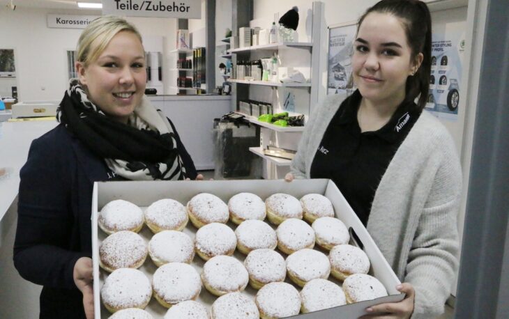 Jeweils 24 süße Faschingskrapfen für einen guten Zweck sind in den Kartons enthalten.