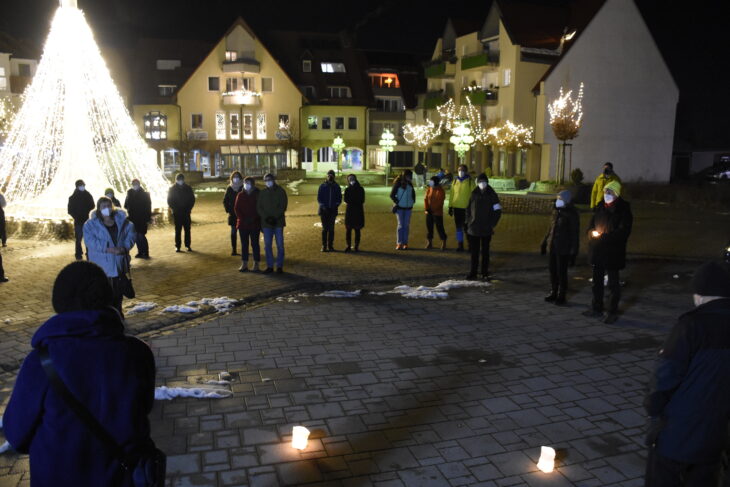 In Gedenken an die Corona-Toten versammelten sich am Montagabend rund 50 Teilnehmer vor dem Rathaus Eschenau. Die Grünen Eckental hatten die Mahnwache organisiert, die gleichzeitig ein Zeichen gegen die Aktionen der Maßnahmen-Kritiker setzten sollte.
