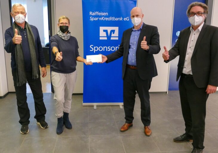 Dieses Bild zeigt Vertreter des TV 1877 Lauf (links im Bild die Vorstandsmitglieder Fritz und Monika Vollmer) bei der Übergabe des Geldes mit Vertretern der Raiffeisenbank.