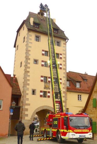 In luftiger Höhe machte sich der Bauhofleiter ein eigenes Bild vom Zustand des Nestes.