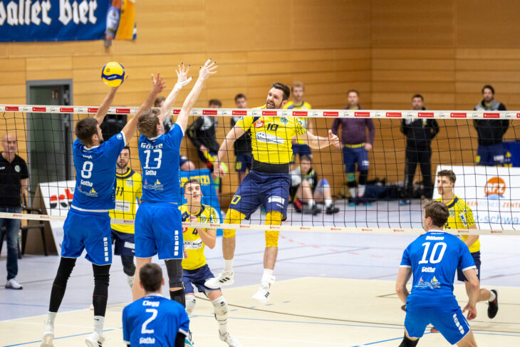 Machtlos sind die Gothaer Blocker Jannis Hopt und Elias Götze bei diesem brachialen Angriff des Schwaigers Sven Kellermann. SVS-Trainer Milan Maric (ganz links) verfolgt es mit Wohlwollen.