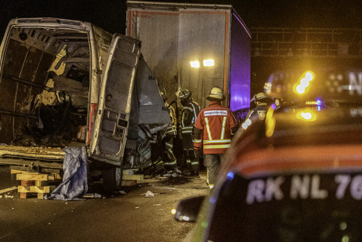 Offensichtlich nahezu ungebremst hat der Kleintransporter das Heck des Lastwagens gerammt.