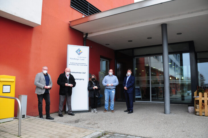 Freuen sich über die Spenden der Facebook-Aktion für das Pflegepersonal (von links): Pflegedienstleiter Peter Herbach, Adolf Pohl vom Förderverein, Ursula Nerdinger, die den Aufruf gestartet hat, Betriebsrat Andreas Kröner und Dr. Thomas Grüneberg, der Geschäftsführer der Krankenhaus GmbH.