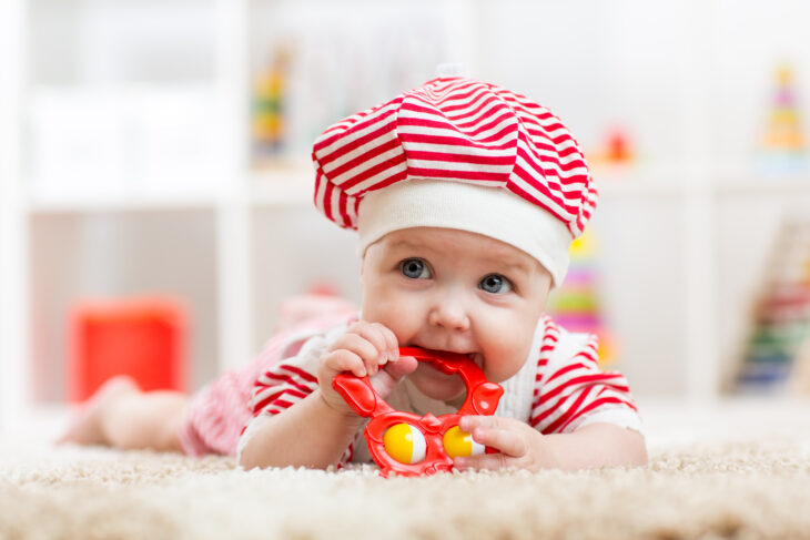 Vor allem Babys nehmen gerne mal Spielzeug in den Mund. Umso wichtiger ist, dass die Gegenstände keine giftigen Stoffe enthalten.