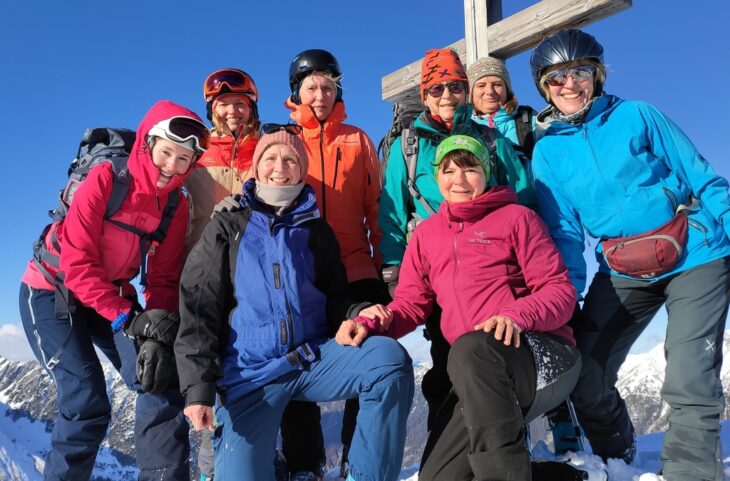 Sonne pur und blauer Himmel erwartetet die acht DAV-Frauen auf dem Gipfel.