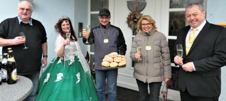 Das Prinzenpaar Patricia Stadelmeyer-Brandner und Bernd Brandner sowie der erste Vorsitzende der Happurger Faschingsfreunde, Horst Paulus, mit dem Ehepaar Wacker (hinten).