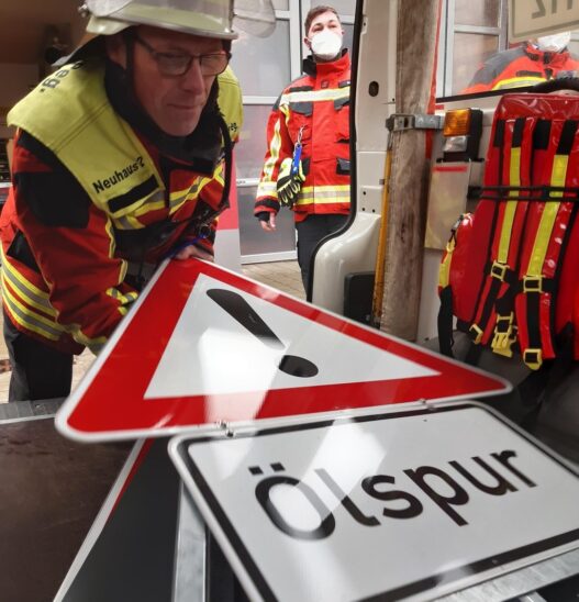 Unter anderem mit Warnschildern sicherten die Helfer zunächst die gefährlichen Kurven.