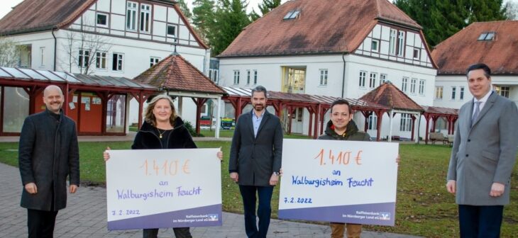 Florian Zieske (2. von rechts, Leiter des Walburgisheim Feucht), Heike Hamer (2. von links, Leitung psychologischer Fachdienst) und Swen Heckel (rechts, Vertreter der Raiffeisenbank)