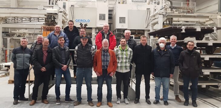Ehrungen bei Zapf Daigfuss (von links): Vorne sind Roland Walz, Peter Zimmermann, Michael Gruber, Robert Navitskas, Harald Fick, Johannes Kreppel, Jürgen Lechner, Necmi Kirbas und Stefan Wolfram, hinten stehen Michael Leyerer, Francis Grießhammer, Markus Götz, Tanja Hofmann, Reinhard Franke, Walter Winkelmann und Hannes Zapf.