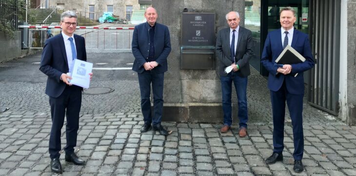 Kunstminister Bernd Sibler (v. l.), Intendant Ralf Weiß und Projektleiter Lothar Grimm trafen sich auf Initiative von Landtagsabgeordnetem Norbert Dünkel im Bayerischen Landtag, um über Fördermöglichkeiten für das DHT zu sprechen.
