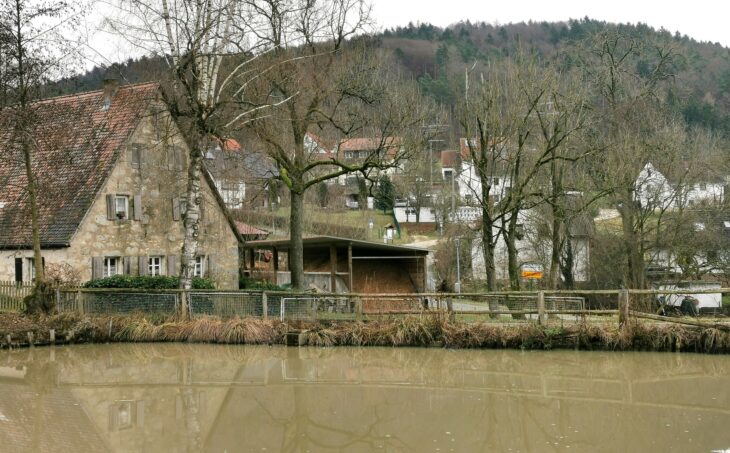 Der Dorfweiher in Leuzenberg mit Blick auf den Hansgörgl.
