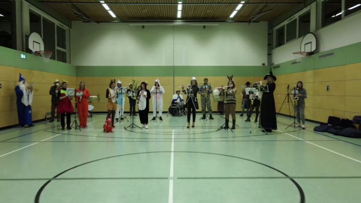 Kostümiert und mit Faschingsklassikern verbreitet die Ammerthaler Blaskapelle auch per Video gute Laune.
