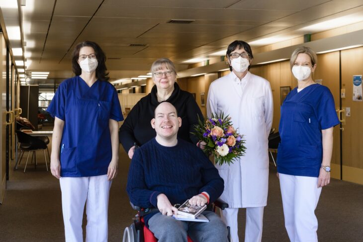 Große Freude bei Rene Roskosch und Mutter Karin. Bei seinem ersten Besuch im MZEB Rummelsberg wurde er als 1.000 Patient geehrt. Zusammen mit den beiden freuen sich Teamassistentin Rita Gänßbauer, Dr. Frank Kerling und Teamassistentin Eva Vollmer.