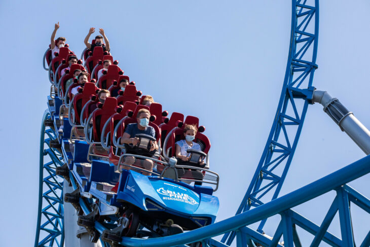 Achterbahnen wie die «Blue Fire» warten: Ab Samstag (26. März) geht es im Europa-Park Rust wieder rund.