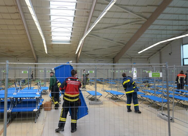 Die Ehrenamtlichen (hier in Lauf) bauen hunderte Feldbetten auf und richten die Notunterkünfte für Geflüchtete her.