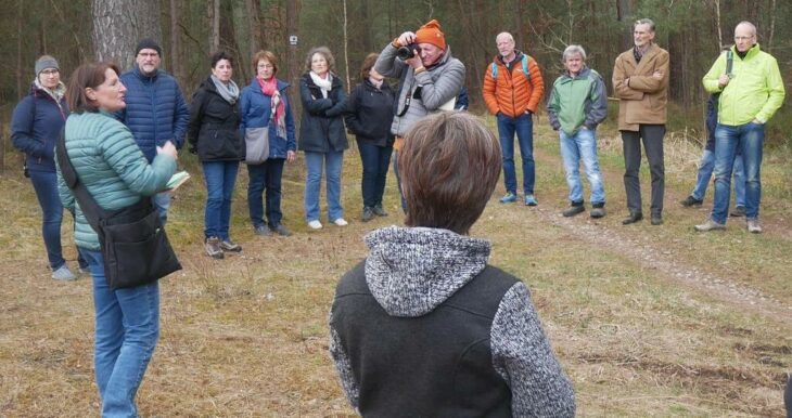 Reicht das Trinkwasser? Sorgen wurden bei der Kräuterwanderung auf dem geplanten ICE-Werksgelände in Harrlach/Pyrbaum geäußert.