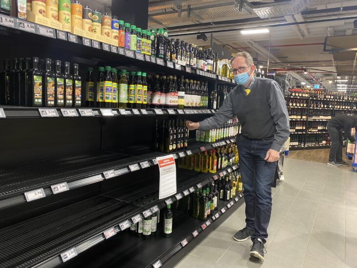 Im Edeka in Lauf haben Hubert Kirsch und sein Team alle Hände voll zu tun, die Waren aufzufüllen. Vereinzelte Produkte, wie Sonnenblumenöl, werden aber aktuell nicht mehr geliefert.