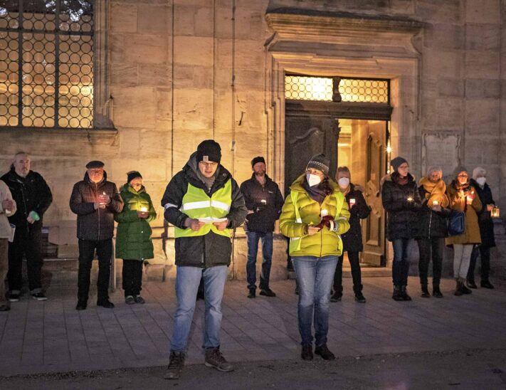Aaron Mühlendyck rief vor der Laurentiuskirche zu Geld- und Sachspenden auf: „Wir können dazu beitragen, das Leben der Menschen ein kleines bisschen besser zu machen.