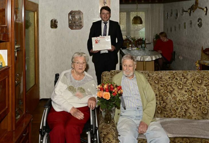 Anna und Wilhelm Kulzer aus Schwaig feierten vergangene Woche ihre Eiserne Hochzeit. Sie erhielten Glückwünsche von Schwaigs Bürgermeister Thomas Wittmann (Mitte) und dem bayerischen Ministerpräsidenten Markus Söder