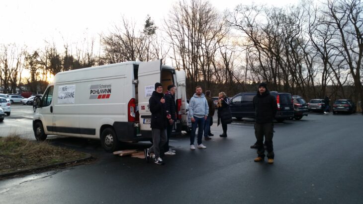 Am Rewe-Parkplatz haben die Lemanczyks und Freunde am vergangenen Freitag spontan Spenden für die Ukraine gesammelt.