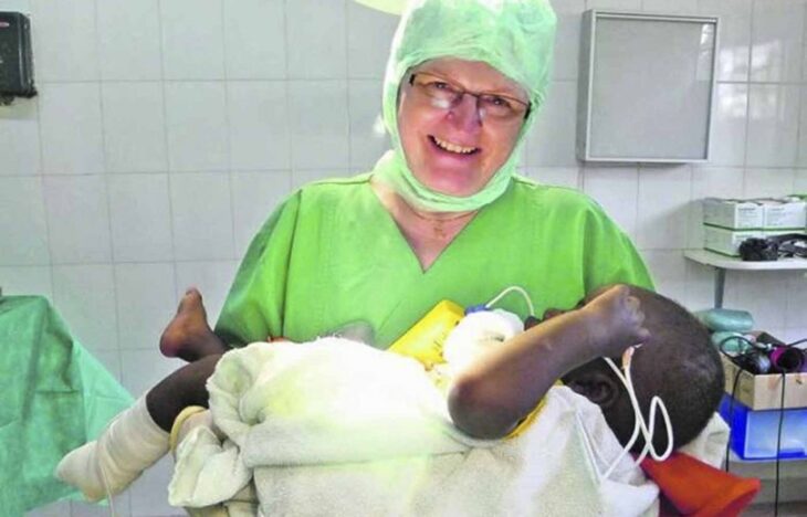 Der vernarbte Fuß des kleinen Patienten wurde erfolgreich operiert, Dr. Annemarie Schraml freut sich mit den Eltern.