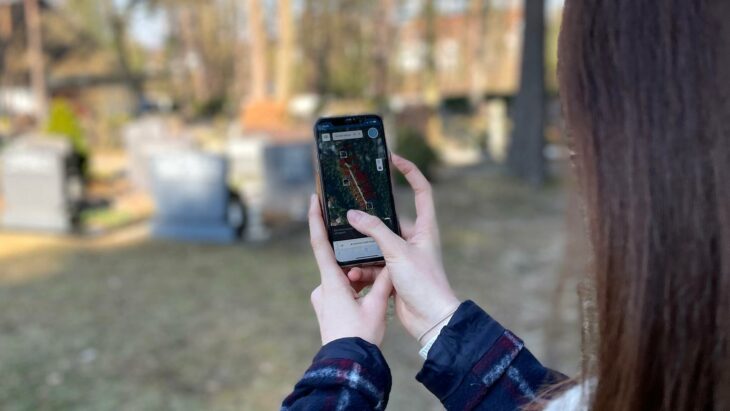 Auf der digitalen Karte sind alle Gräber – so wie hier auf dem Eckenhaider Friedhof – leicht zu finden.