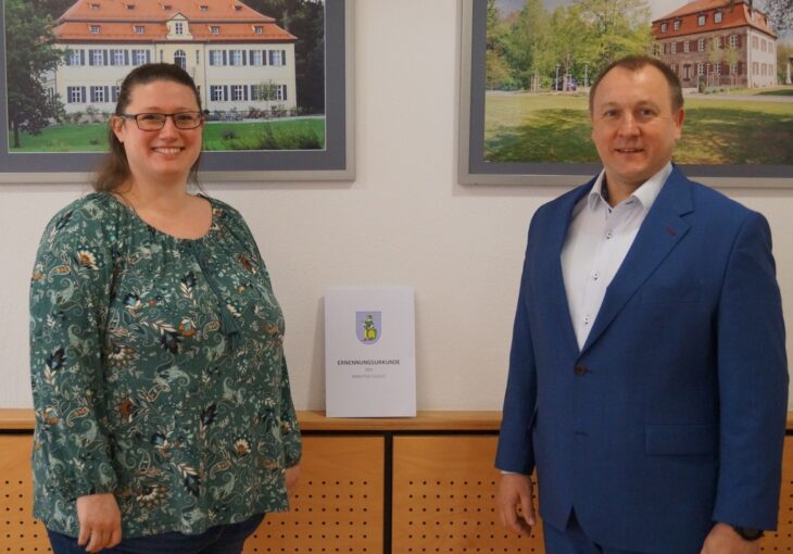 Bürgermeister Jörg Kotzur hat Melanie Segel die Ernennungsurkunde zur Standesbeamtin des Marktes Feucht überreicht.