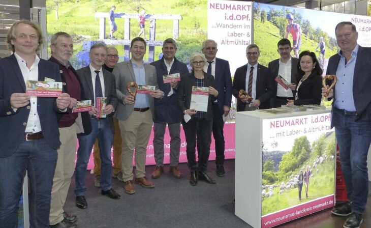 Die Bürgermeister der AOM-Mitgliedskommunen haben die neue Tourenkarte gemeinsam auf der Messe in Nürnberg präsentiert.