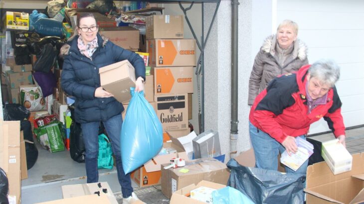 Marta Zych und ihre Helferinnen sortieren die gespendeten Hilfsgüter, bevor sie sich am Freitag auf den Weg von Schnaittach nach Breslau machen.