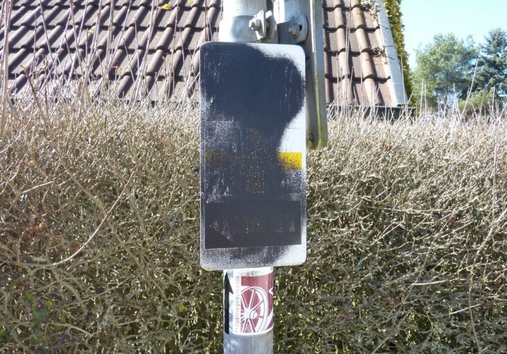 Mit schwarzer Farbe wurden diese Zeichen in Hedersdorf besprüht. Eigentlich dienen sie Wanderern auf dem Juragebirgsweg und dem Marienweg zur Orientierung.