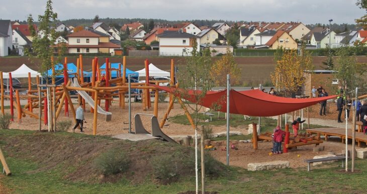 Im Oktober 2020 wurde der Mehrgenerationenspielplatz in der Gemeinde Winkelhaid eingeweiht. 480 000 Euro hat er einst gekostet, 178 000 Euro kamen dabei vom LEADER-Förderprogramm.