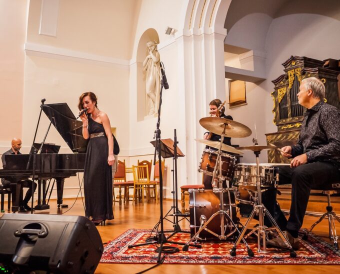Das Ivan Audes Trio präsentiert zusammen mit der Sängerin Mirka Novak eine Kombination aus Jazz, Soul und lateinamerikanischen Einflüssen.