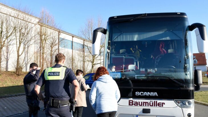 Weder die Helfer vor Ort noch Leinburgs Bürgermeister Thomas Kraußer noch die Altdorfer Polizisten konnten die Ukrainerinnen in Diepersdorf zum Aussteigen aus dem Bus überreden.