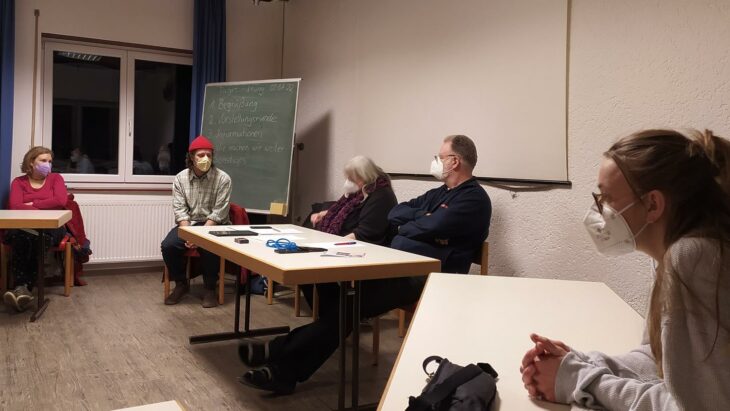 Etwa 20 Ehrenamtliche des AK Asyl Lauf haben sich im CVJM-Haus zur Besprechung getroffen. Auch Frank Durta (rote Mütze), Integrationslotse des Landratsamts Nürnberger Land, war dabei.