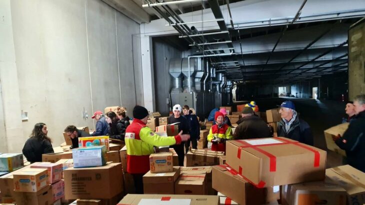 Bergeweise Kisten voller Hilfsgüter werden im neu geschaffenen Logistikzentrum der Johanniter im rumänischen Bistritz für die Weiterlieferung sortiert. Auch die Hilfskonvois aus Lauf kommen dort an.