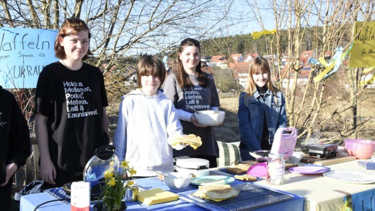 Aus ihrer spontanen Idee ist ein Erfolgsprojekt geworden: Emilia Wetzel, Finn Wetzel, Unna Wetzel und Sonja Sturm (v.l.) verkaufen in dieser Woche Waffeln in der Beethovenstraße. Ihre Einnahmen gehen an Menschen in und aus der Ukraine.