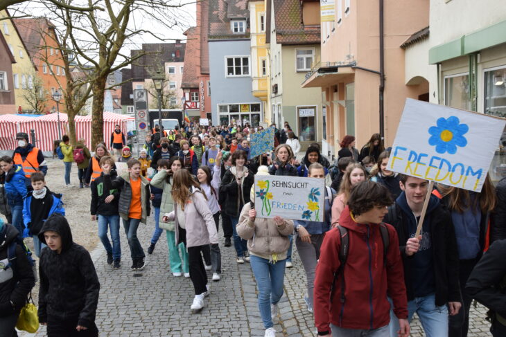 Mit Plakaten sind die Schülerinnen und Schuler vom Hersbrucker Plärrer bis in die Innenstadt zur Kundgebung. gelaufen.
