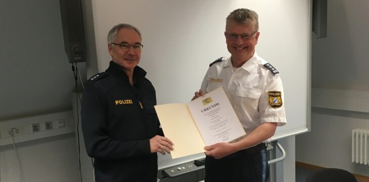 Dienststellenleiter Bernhard Distler (r.) verabschiedete Dietmar Faltermeier nach 25 Jahren bei der Polizei Hersbruck