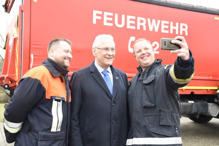 Nach dem offiziellen Teil des Besuchs von Innenminister Herrmann blieb sogar Zeit für das ein oder andere Selfie.