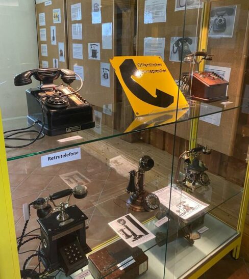Telefone aus alten Tagen werden in der neuen Sonderausstellung im Hopfenmuseum ab jetzt gezeigt.