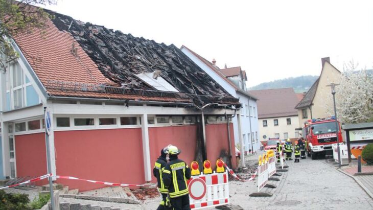 Der Dachstuhl des Gebäudes ist komplett ausgebrannt.