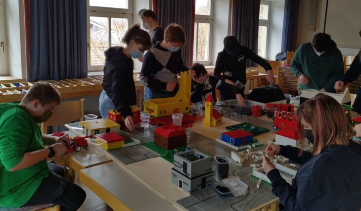 Aus den 250.000 gemieteten Legosteinen haben die Konfirmanden unter anderem eine Outdoor-Kapelle und eine Schule gebaut.