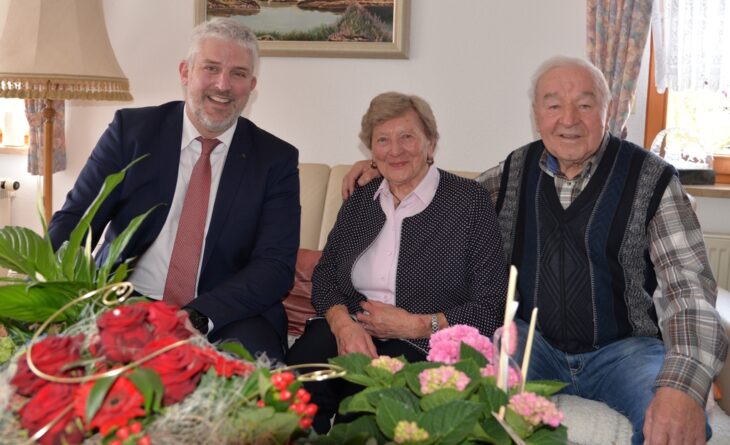 Bürgermeister Thomas Lang (links) gratulierte den beiden 89-jährigen Neunhofern.