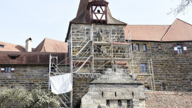 Wohl bis August wird der Eingang zur Laufer Wenzelburg eingerüstet bleiben, heißt es vom Staatlichen Bauamt.