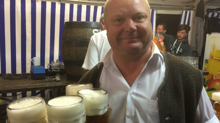 Als Corona noch eine Biermarke war, arbeitete Kellner Simon Traub jedes Jahr im Bierzelt der Laufer Kunigundenkirchweih.