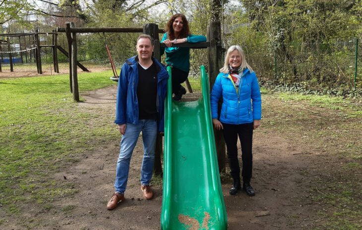 Mütter, die planen wieder in den Beruf einzusteigen, können sich jetzt auch bequem auf dem Kinderspielplatz beraten lassen.