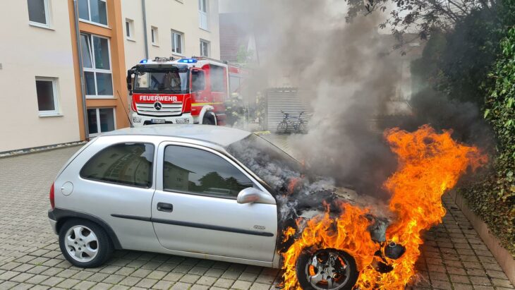 In der Waldstraße stand dieses Auto, das am Freitagvormittag aus dem Motorraum brannte.
