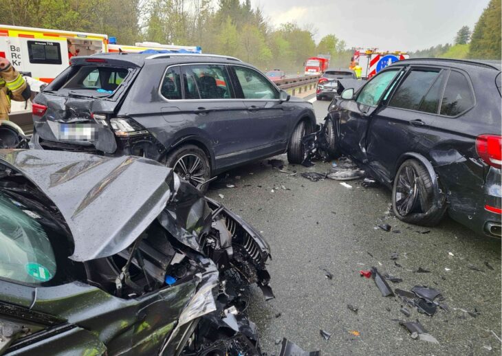 Acht Autos und ein Lkw waren an dem Unfall am Dienstag beteiligt.