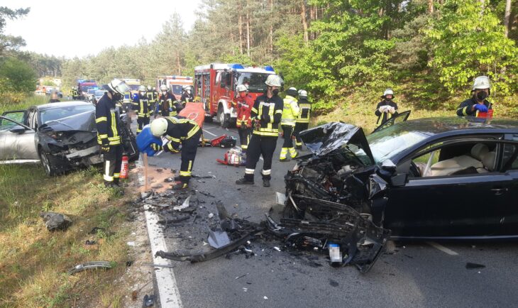 Die 26-Jährige ist mit ihrem VW in den Gegenverkehr geraten und mit einem Audi zusammengestoßen, in dem zwei Menschen saßen.